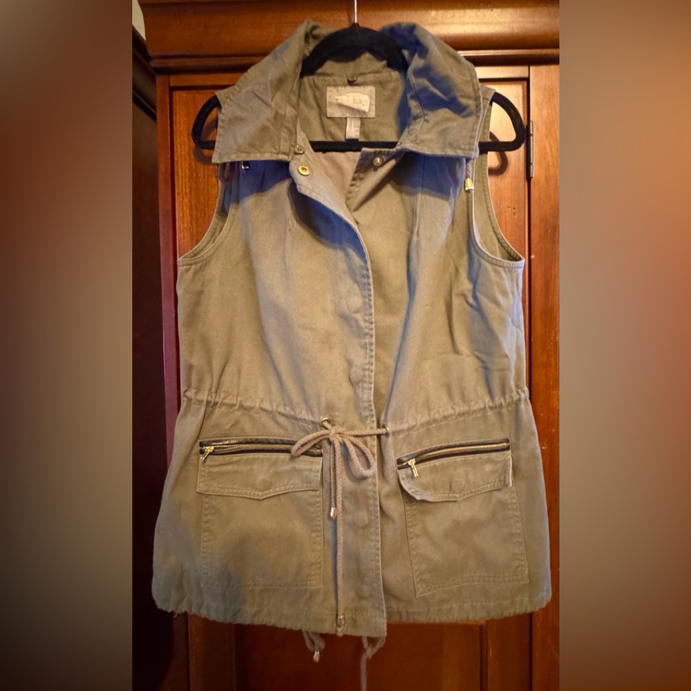 Forever 21 Sleeveless Vest w Hood - Olive size Medium - Picture 1 of 7